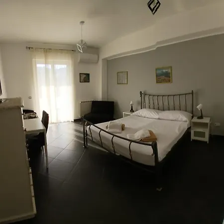 Avignone 96 - Moderno Bilocale Zona Centro 메시나