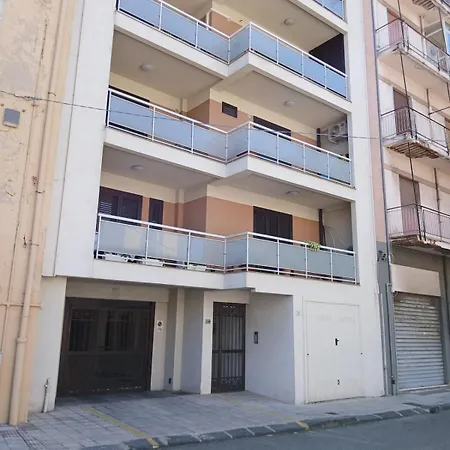 Avignone 96 - Moderno Bilocale Zona Centro 아파트 메시나